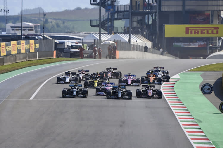 Nach zwei Unterbrechungen und drei stehenden Starts setzte sich Polesetter Lewis Hamilton in Mugello gegen die Konkurrenz durch 