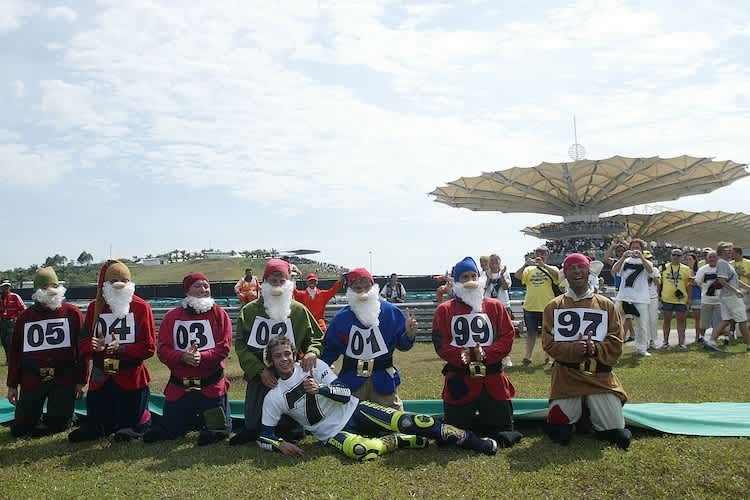 Valentino Rossi mit seinen sieben Zwergen nach dem vorzeitigen Gewinn des WM-Titels