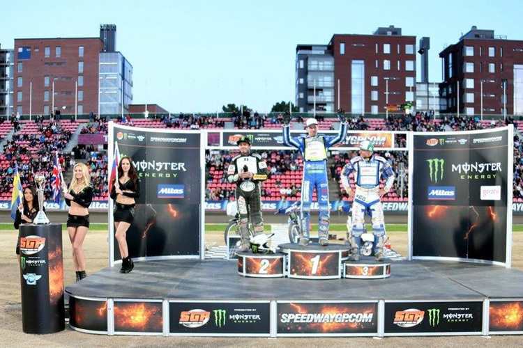 Matej Zagar (Mitte) und ganz Slowenien jubelt: Erster GP-Sieg!