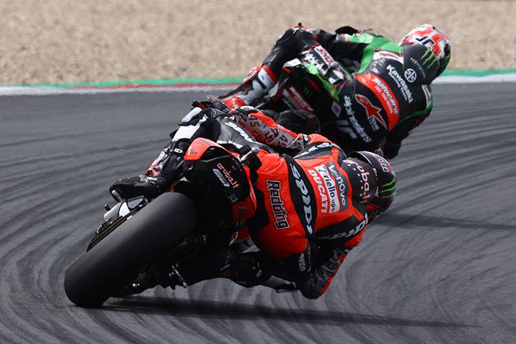 Ein Sinnbild: Scott Redding liegt hinter Johnny Rea
