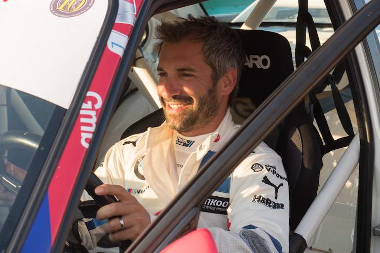 Der grinsende Glock genießt die Zeitreise