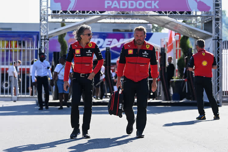 Ferrari-Sportchef Laurent Mekies (links) mit Ferrari-Teammitglied Gino Rosato