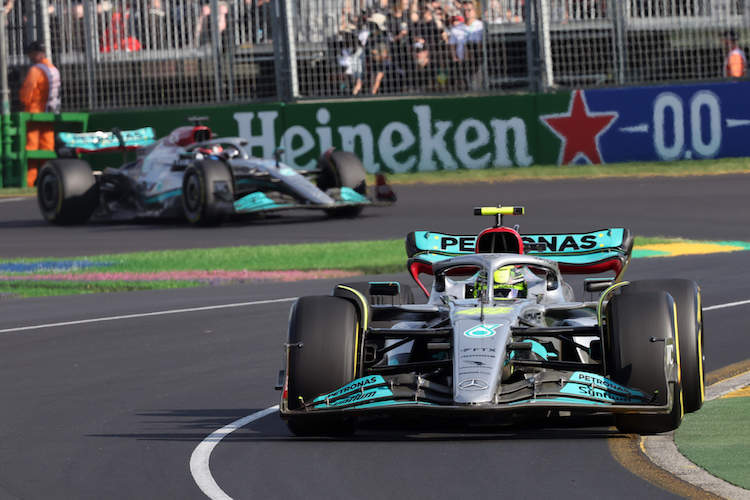 Lewis Hamilton vor George Russell
