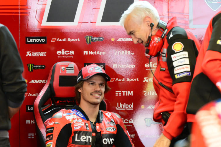 Nicolo Bulega (li.) mit Teammanager Davide Tardozzi