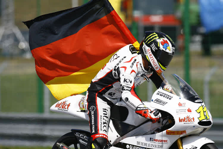 Sandro Cortese feiert den Sieg beim GP Brünn