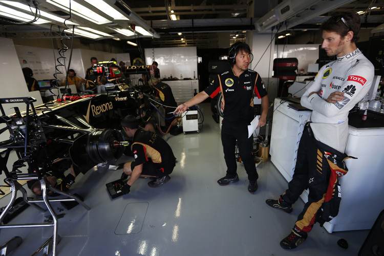 Romain Grosjean am Freitag mit seinem japanischen Ingenieur Ayao Komatsu