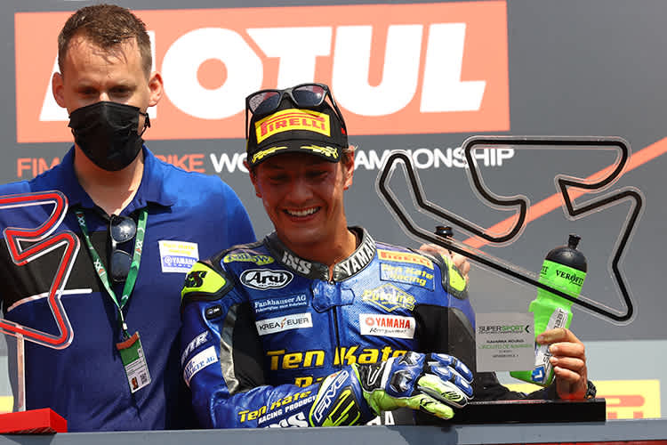 Domi Aegerter (re.) mit Teammanager Kervin Bos