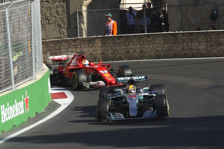 Lewis Hamilton vor Sebastian Vettel