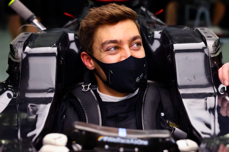 George Russell bei der Sitzprobe im Mercedes