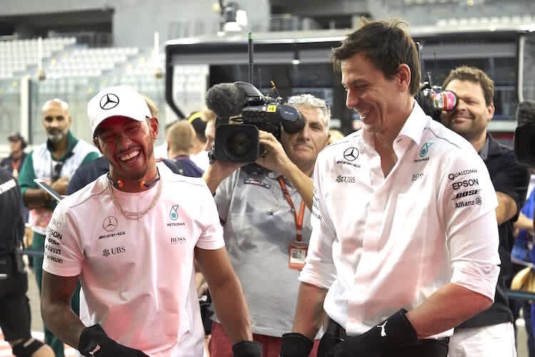 Lewis Hamilton mit Toto Wolff