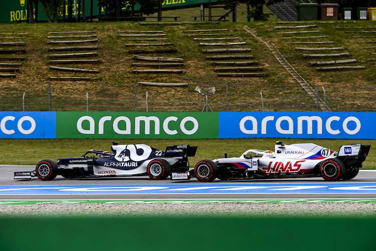 Yuki Tsunoda vor Mick Schumacher