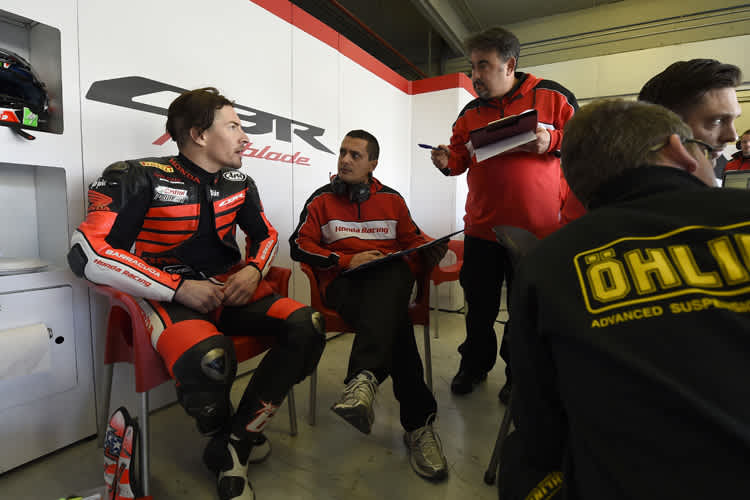 Nicky Hayden im Gespräch mit seiner Crew