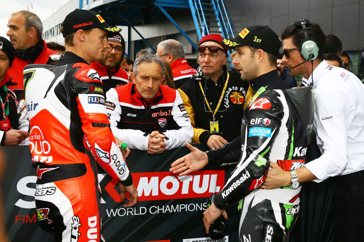 Chaz Davies (li.) schlug die Hand von Jonathan Rea aus