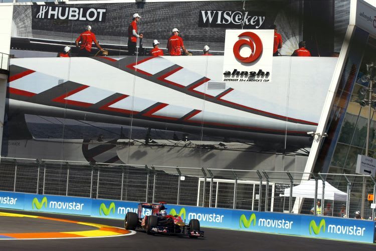 Schweizer unter sich: Buemi vor dem Hangar der Alinghi