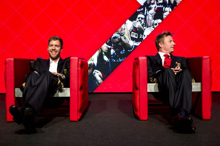 Sebastian Vettel und Kimi Räikkönen mit ihrem Weihnachtsgeschenk