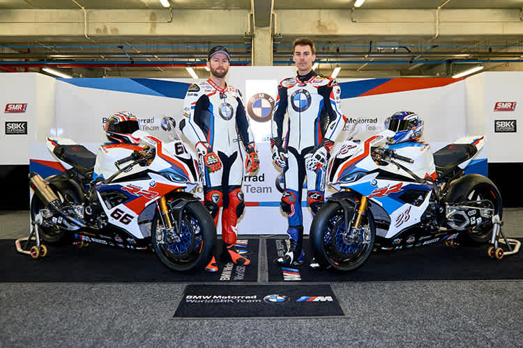 Der Auftritt von BMW Motorrad ist in den Farben von M Sport gehalten