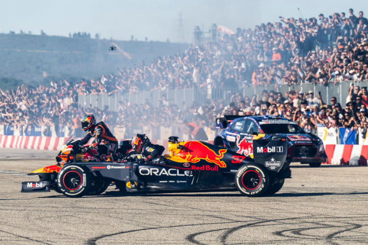 Patrick Friesacher (im Formel 1) und MotoGP-Pilot Dani Pedrosa bei einem Red-Bull-Showrun in Griechenland