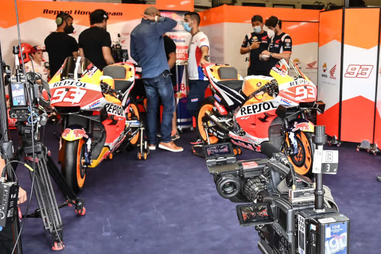 Die Kameras bringen die Fans auch in die Repsol-Honda-Box von Marc Márquez