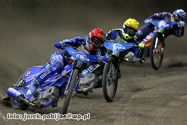 Bartosz Zmarzlik (vorne) auf dem Weg zum Sieg