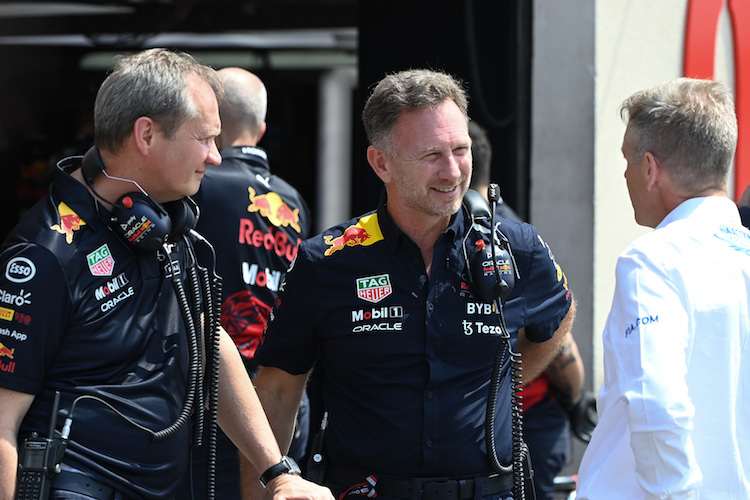 Red Bull Racing-Teamchef Christian Horner (Mitte)