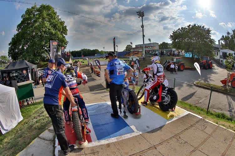 Fast immer sind bei den GP-Fahrern Mitas-Reifen montiert