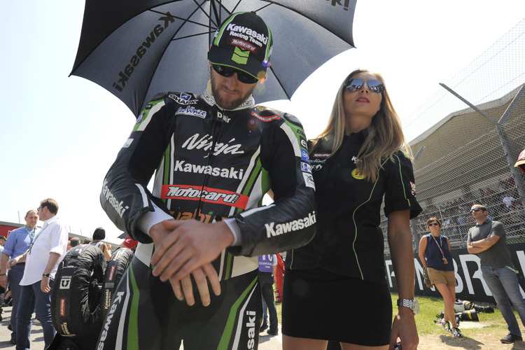 Tom Sykes mit Grid-Girl und Ehefrau Amy