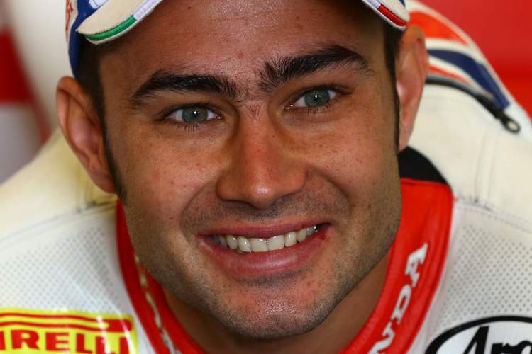 Leon Haslam trägt seit Montagmorgen Dauergrinsen