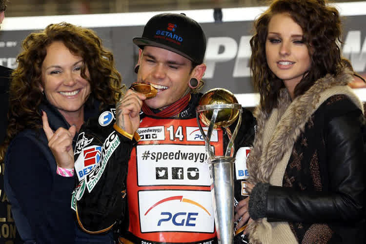 Weltmeister Tai Woffinden mit Mutter und Freundin