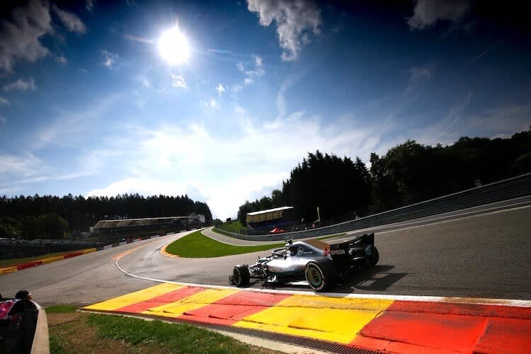 In der Eau-Rouge-Senke von Spa-Francorchamps