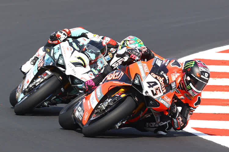 Scott Redding vor Chaz Davies