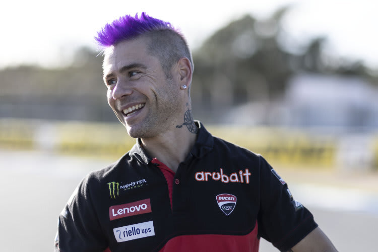 Alvaro Bautista mit lila Irokese