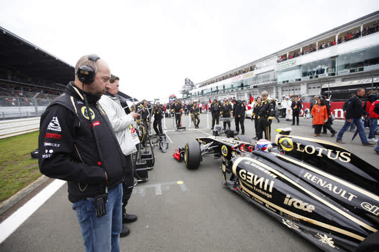 Gerard López schaut bei den Fahrern genau hin