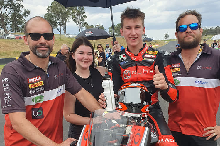 Oli Bayliss (auf dem Bike) erlebt seine WM-Premiere