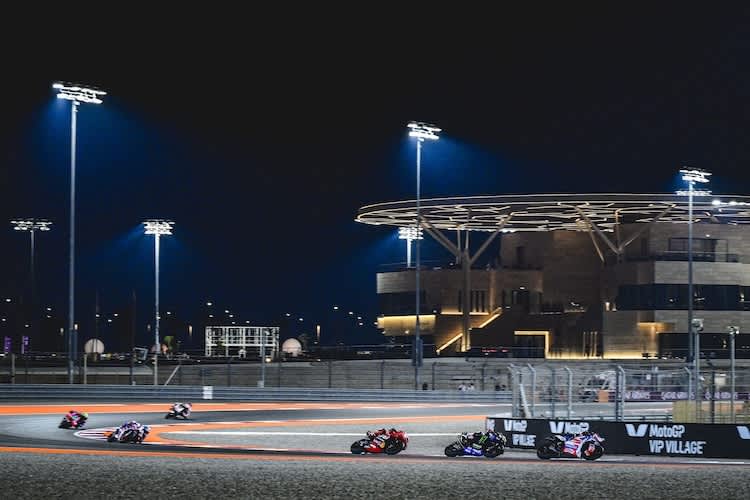 Die MotoGP-Rennen in Katar finden bei Flutlicht statt