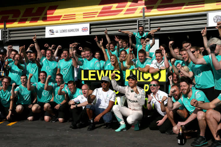 Siegfeier bei Weltmeister Mercedes-Benz