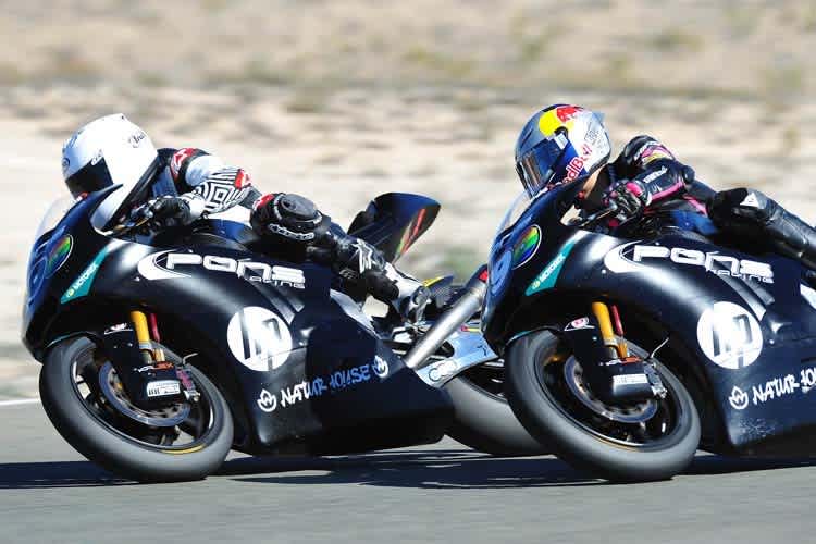 Maverick Viñales (li.): Der Rookie ist seinem Teamkollegen Luis Salom eine Nasenlänge voraus