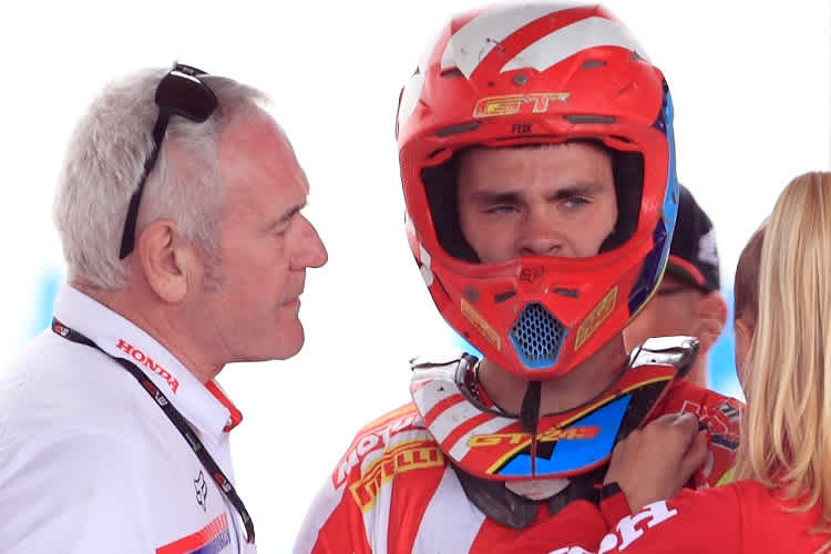 Tim Gajser beendet das Quali-Race mit lädiertem Helm an der Box