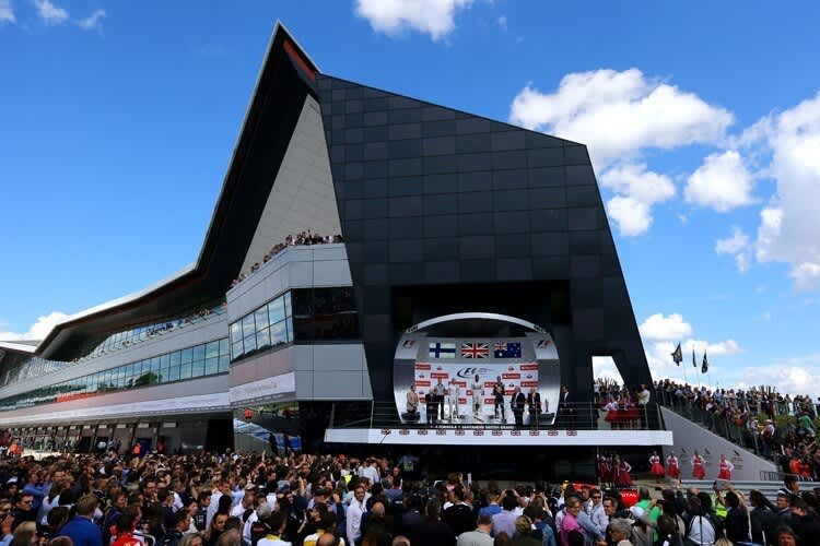 Siegerehrung am Fusse des markanten Silverstone-Dachs, des «Wing»