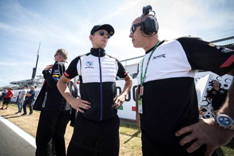 Michael van der Mark (li.) mit BMW-Teamchef Shaun Muir