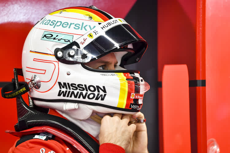 Sebastian Vettel hält die deutsche Flagge aufrecht