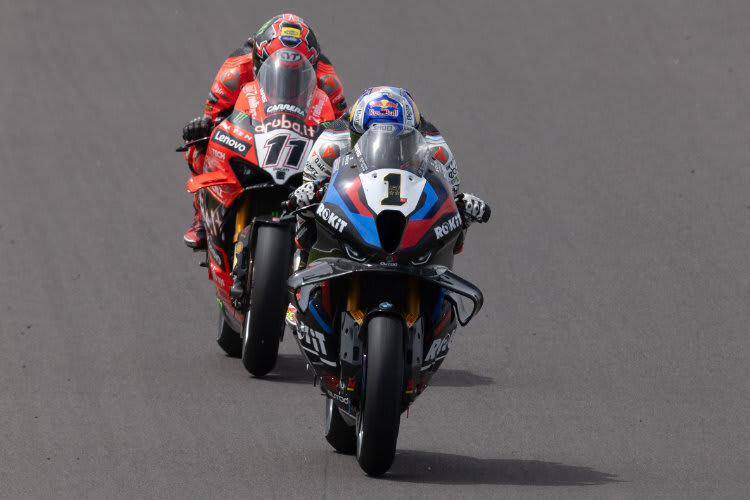 Siegen Toprak Razgatlioglu (vorne) oder Nicolo Bulega auch mit noch weniger Sprit?