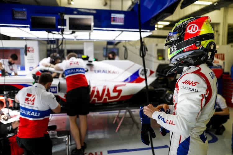 Mick Schumacher beobachtet alles ganz genau