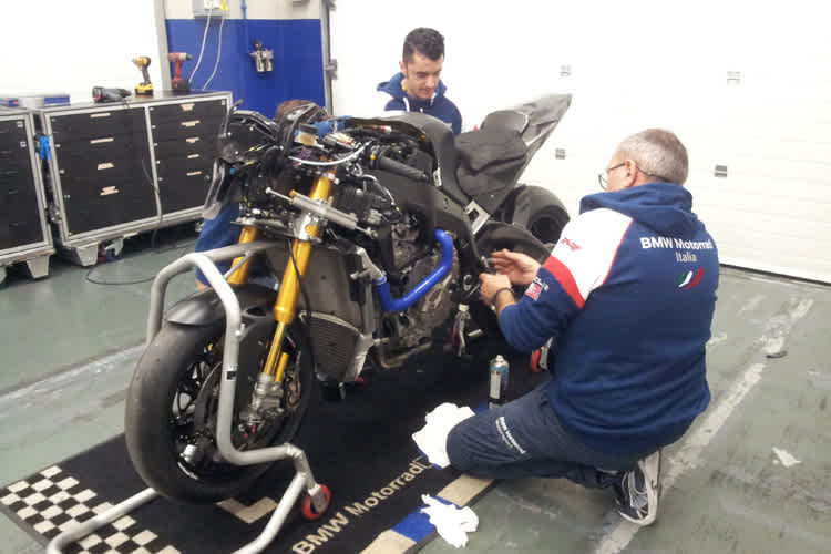 Heute ist es soweit: Die neue BMW S1000RR darf auf die Rennstrecke