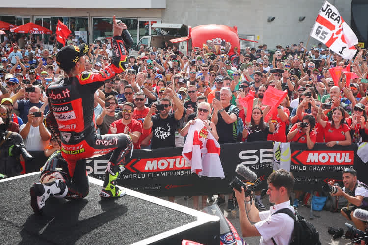 Alvaro Bautista genießt seine Siege