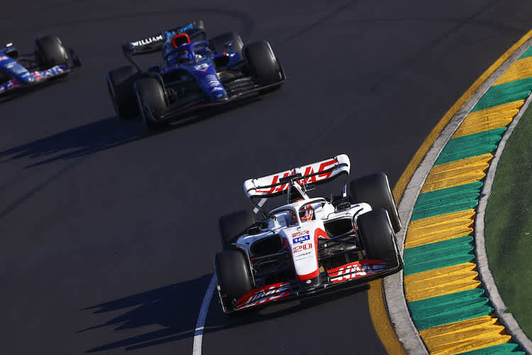 Kevin Magnussen in Australien vor dem späteren Zehntplatzierten Alex Albon