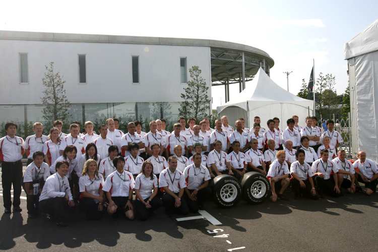 Bridgestone-Gruppenfoto in Suzuka.