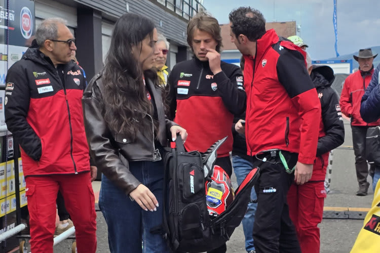 Nicolo Bulega, zweiter von rechts, erlitt schmerzhafte Prellungen