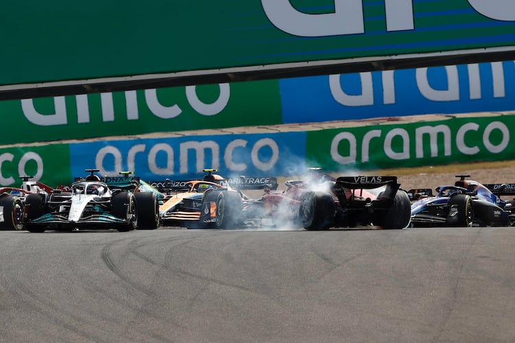 George Russell (links) hat den Ferrari von Carlos Sainz umgedreht