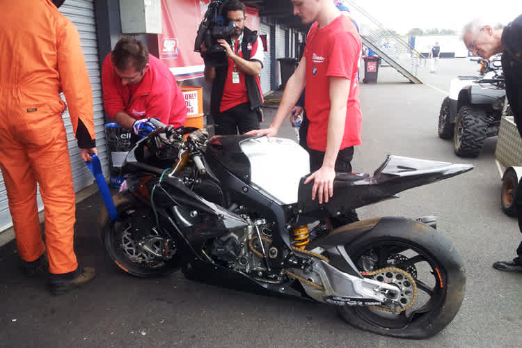 Viel blieb an der BMW S1000RR nicht ganz