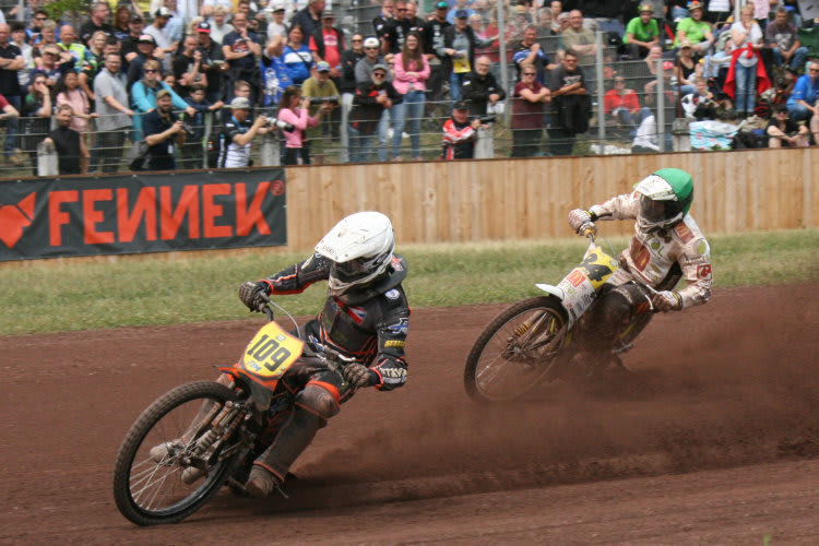 Zach Wajtknecht vor Martin Smolinski